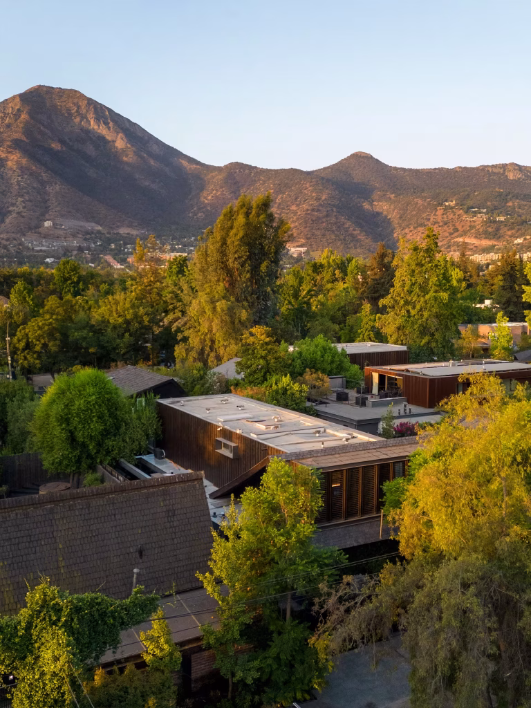 Revestimiento de hormigón visto fenólico, pigmentado en negro grafito.