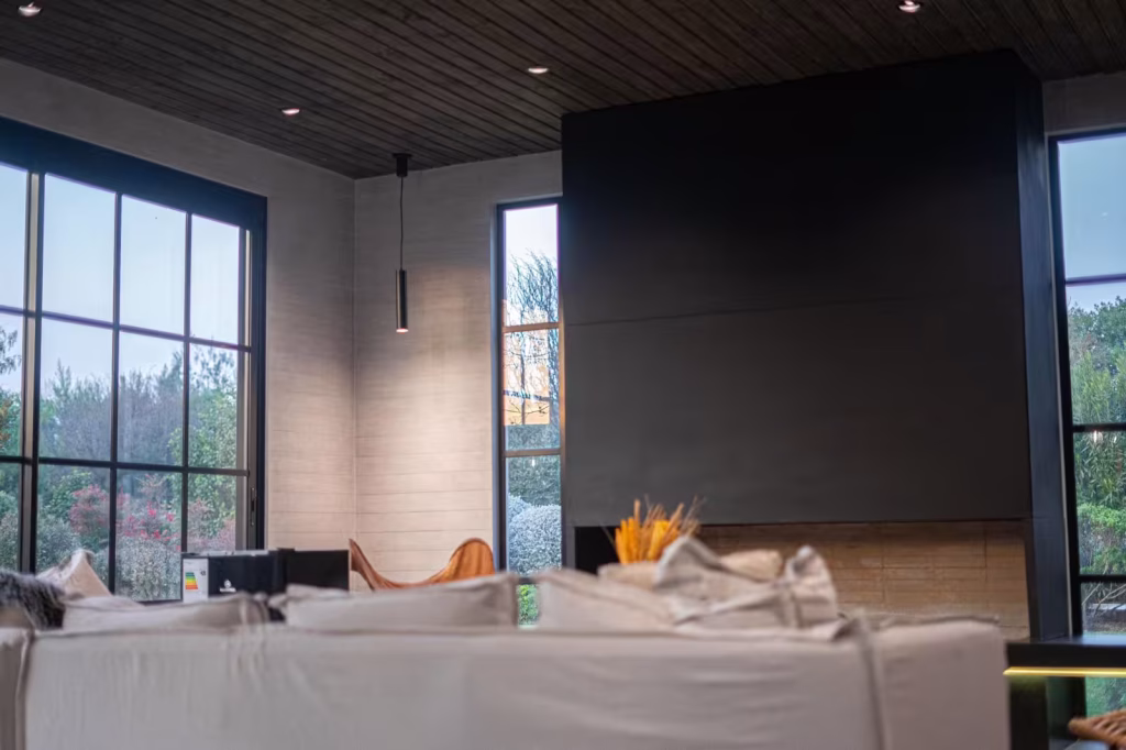 Revestimiento de Hormigón Visto Tableado
Es ideal para proyectos contemporáneos, tanto en interiores como en
exteriores.