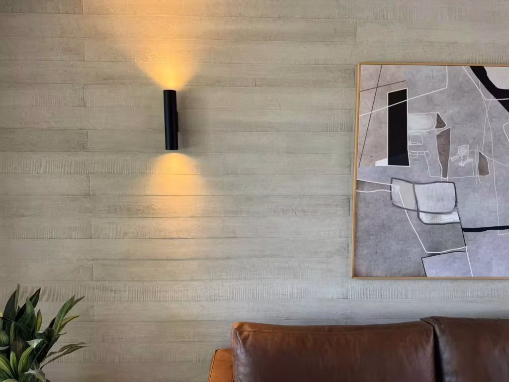 Revestimiento Decorativo Tabla Elemental combina hormigón visto con texturas de madera para crear ambientes modernos y resistentes.